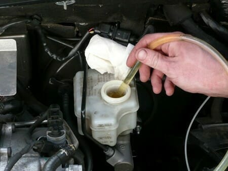 تغيير-زيت-الفرامل-بي-ام-دبليو-في-الرياض