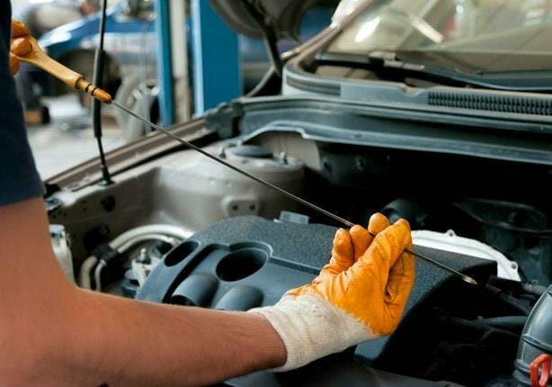 كيفية-فحص-زيت-محرك-السيارة