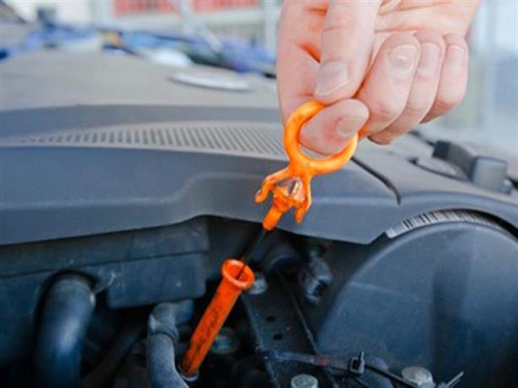 فحص-مستوى-الزيت-في-المحرك