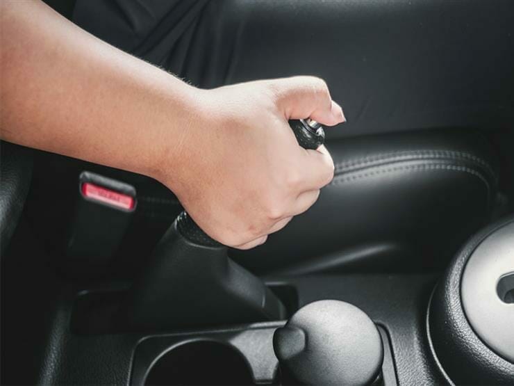 عدم-استعمال-المكابح-اليدوية-عند-إيقاف-السيارة-على-سطح-غير-مستو