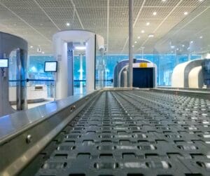 ماذا يكشف وكيف يعمل جهاز تفتيش الحقائب