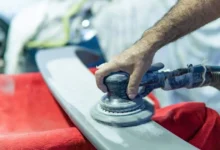 تلعب السمكرة ورش البوية دورًا أساسيًا في إعادة الشكل الخارجي للسيارة وحماية هيكلها