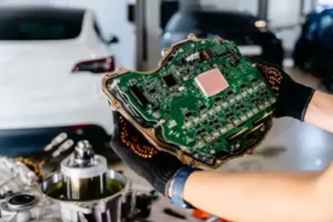 كمبيوتر السيارة ECU ووحدة التحكم الإلكترونية مع الدوائر الداخلية والتوصيلات